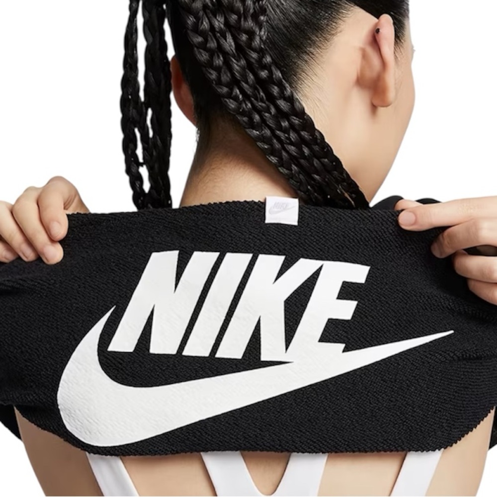 NWT — NIKE OVERSIZED EXTRA CROP TOP 🖤🤍